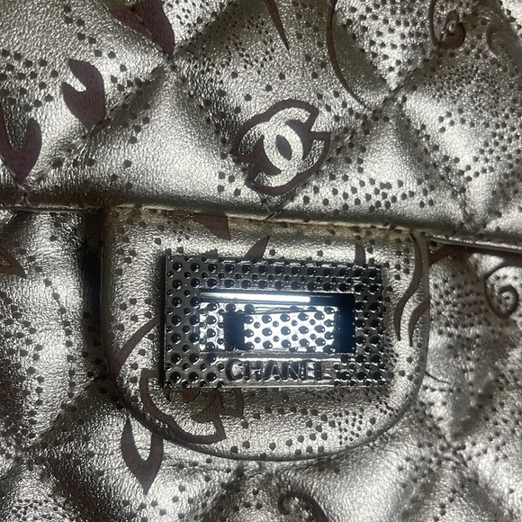 - Elegant Silver Quilted Shoulder Bag - Picture 5 of 17